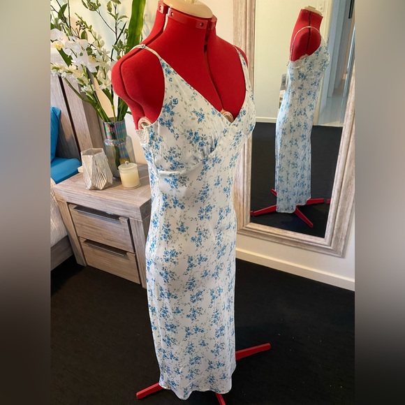 Size 10 - White & Blue Floral slim Maxi Dress from Miss Shop - Picture 4 of 13